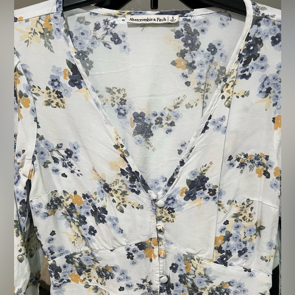 Abercrombie & Fitch: Size Small, Floral Button front, Cinched Waist Top - Picture 2 of 5